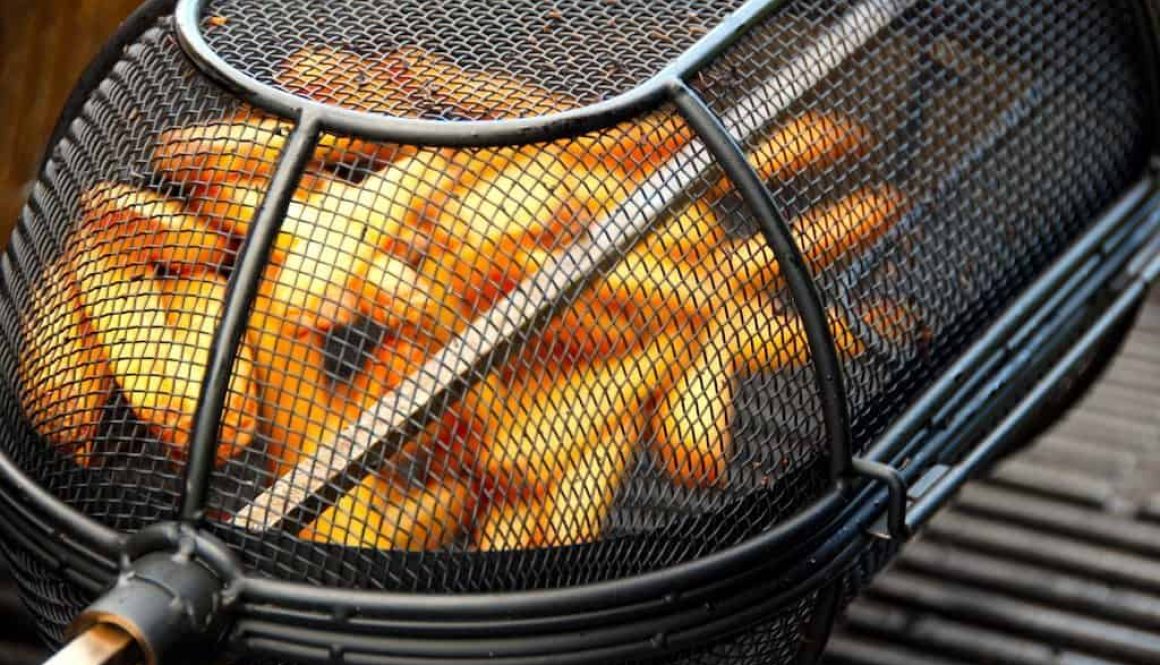 pommes-frites-i-fintmasket-kurv-i-grillen